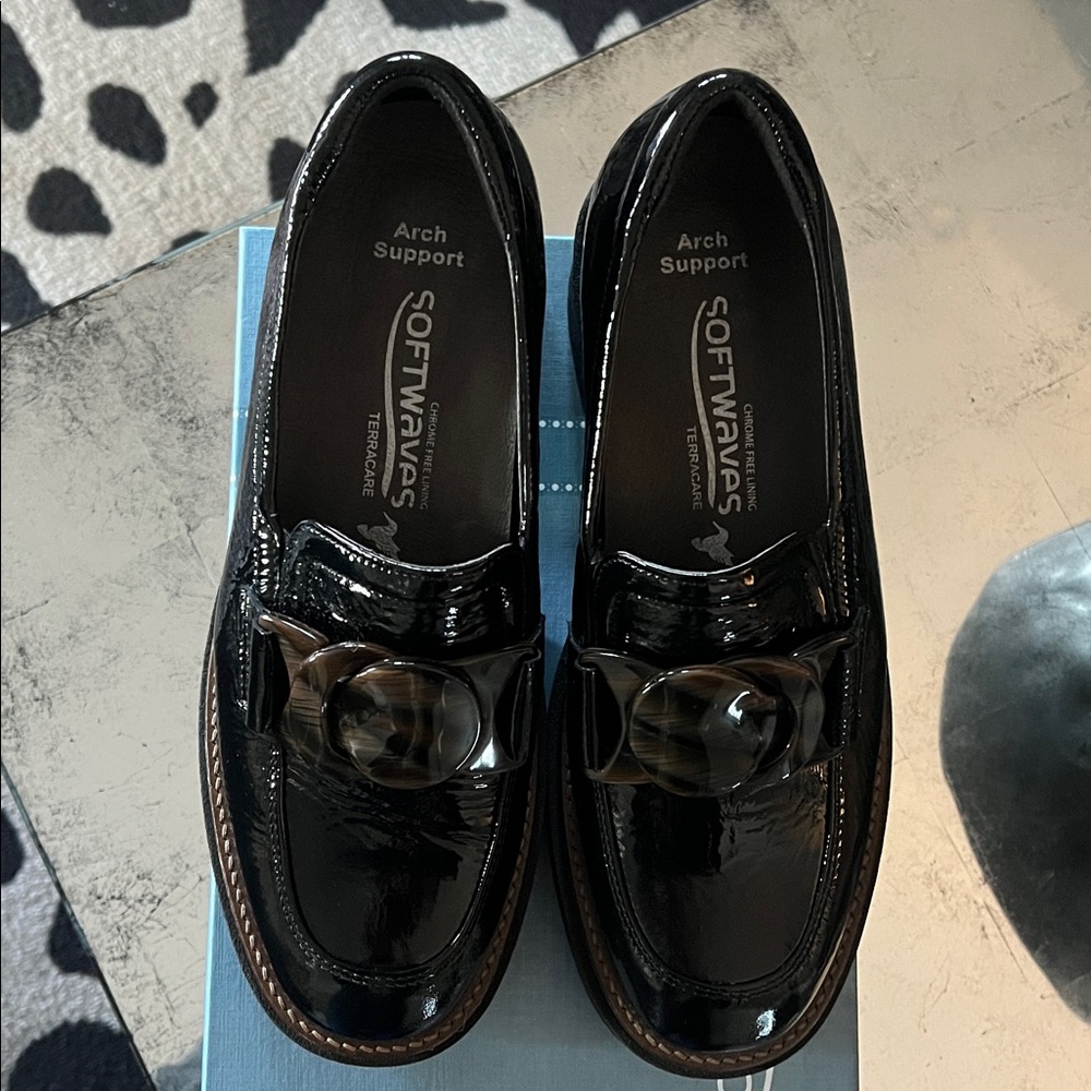 Softwaves black patent loafers size 38 (US 7.5) - Picture 3 of 4